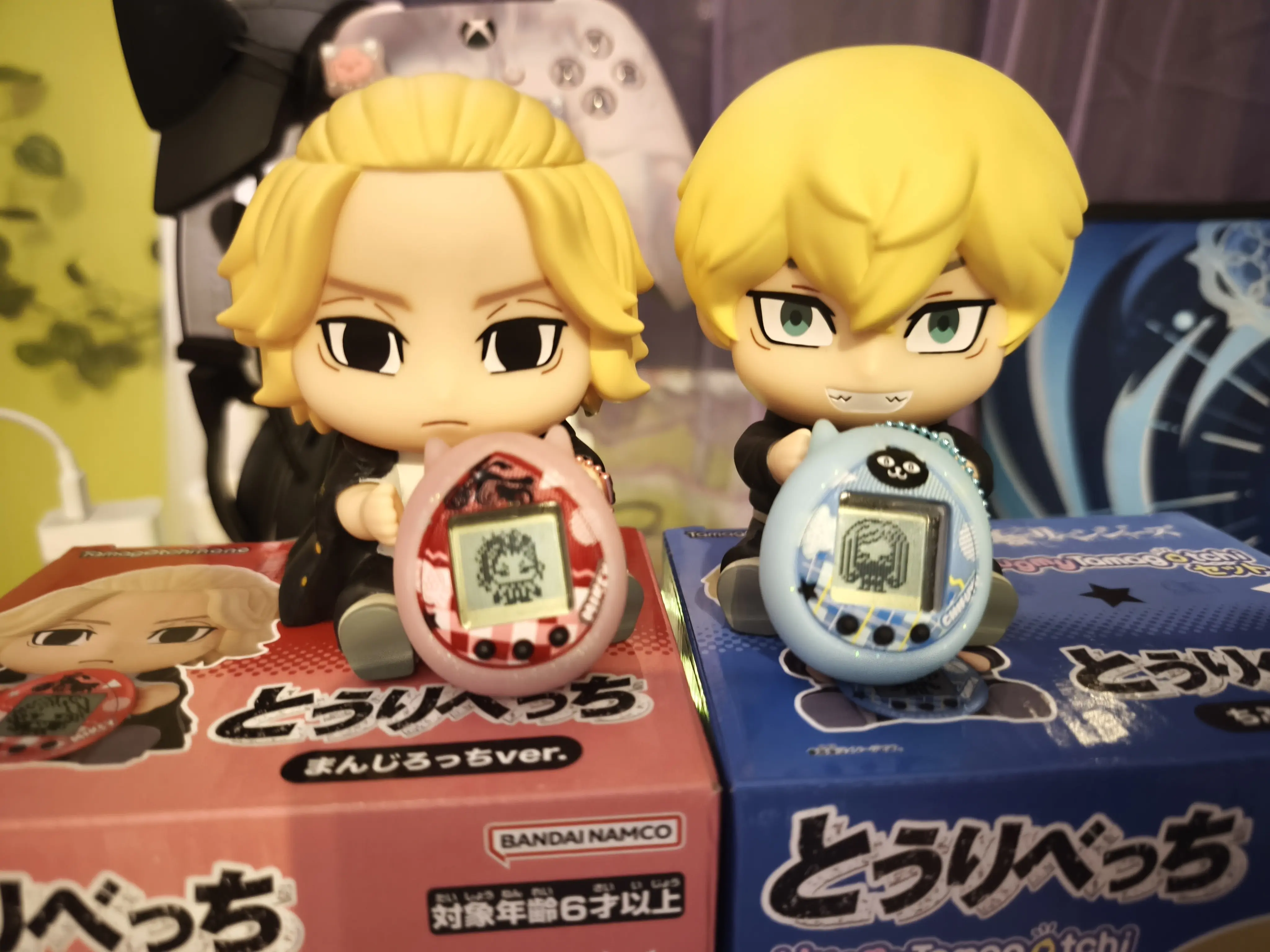 Tokyo Revengers Hugmy Tamagotchi + Figurina suport Chifuyu poza produsului