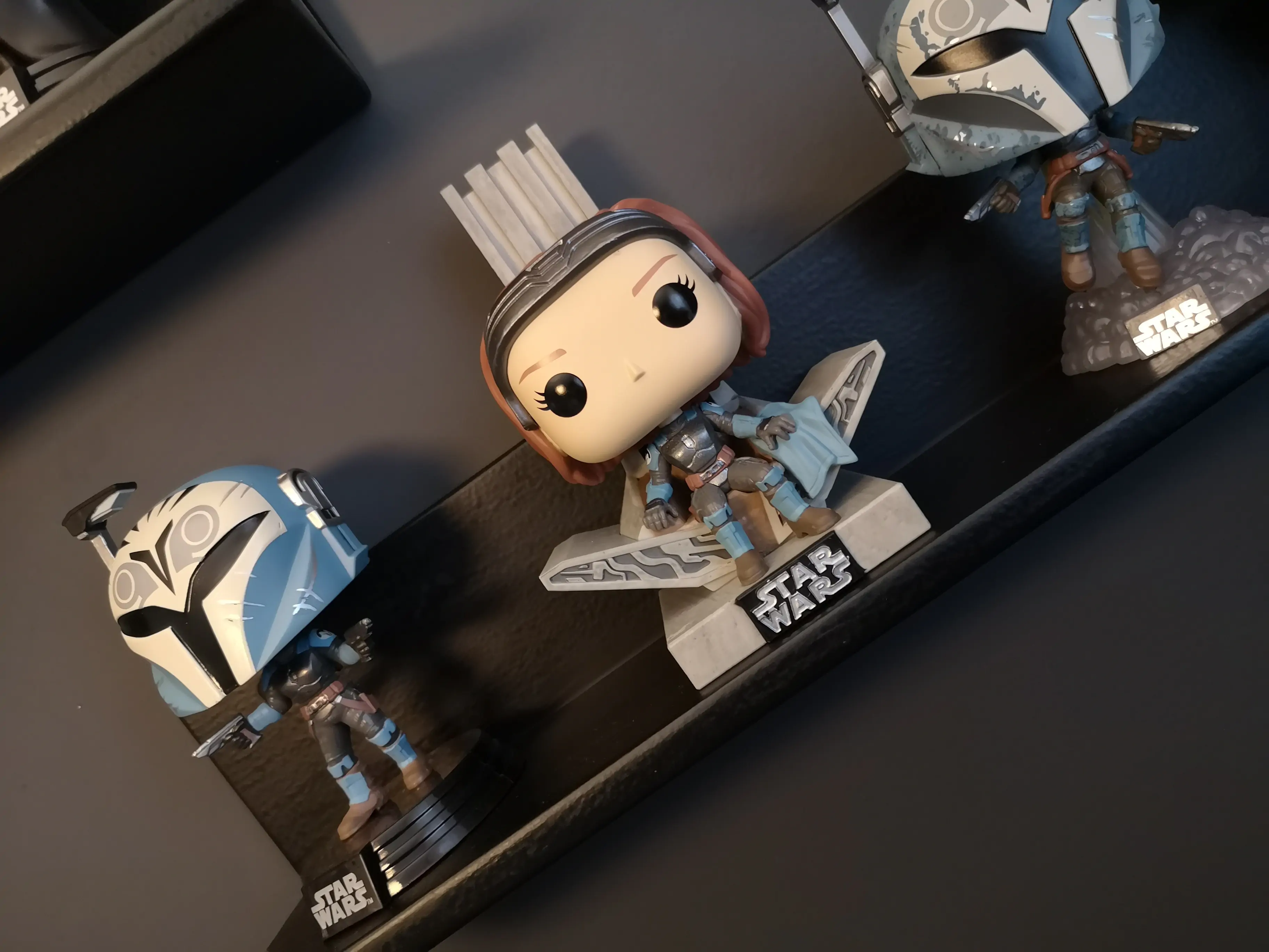 Star Wars: The Mandalorian POP! Figurina Vinyl Deluxe Bo Katan w/Throne 9 cm poza produsului