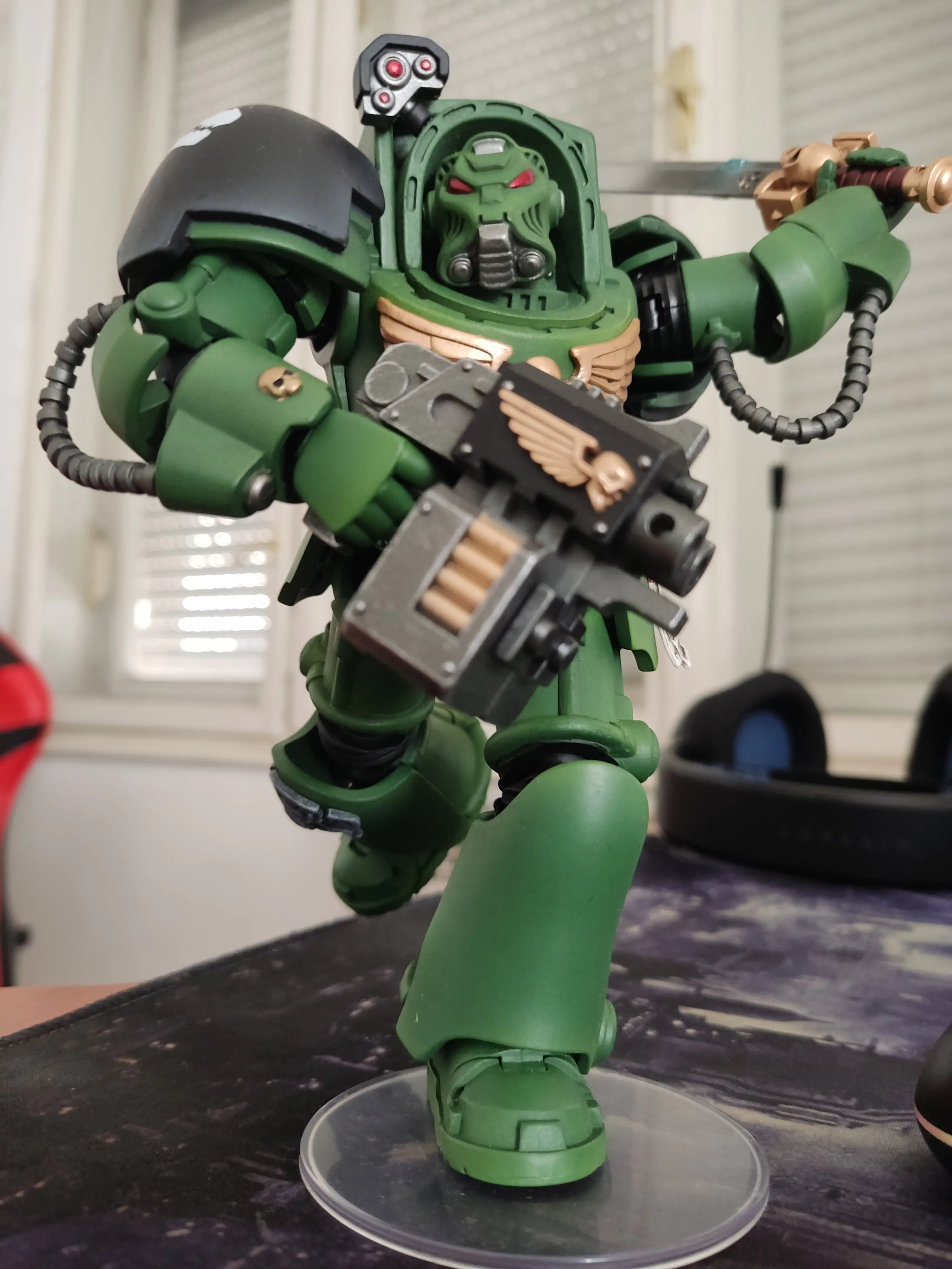 Warhammer 40,000 Figurina de actiune Salamanders Terminator 1 cu Sabie Energetica si Storm Bolter 14 cm poza produsului