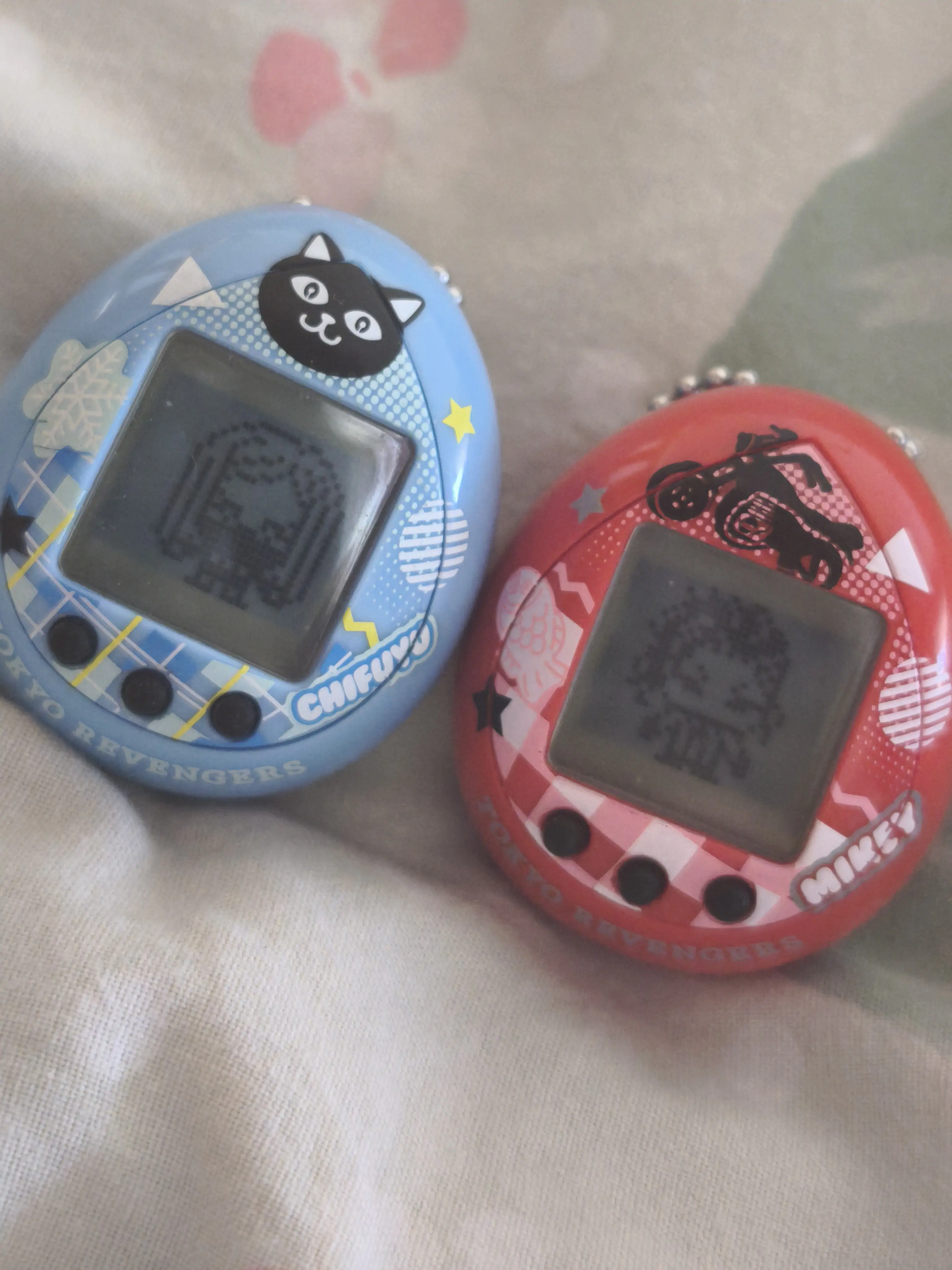 Tokyo Revengers Hugmy Tamagotchi + Figurina suport Chifuyu poza produsului
