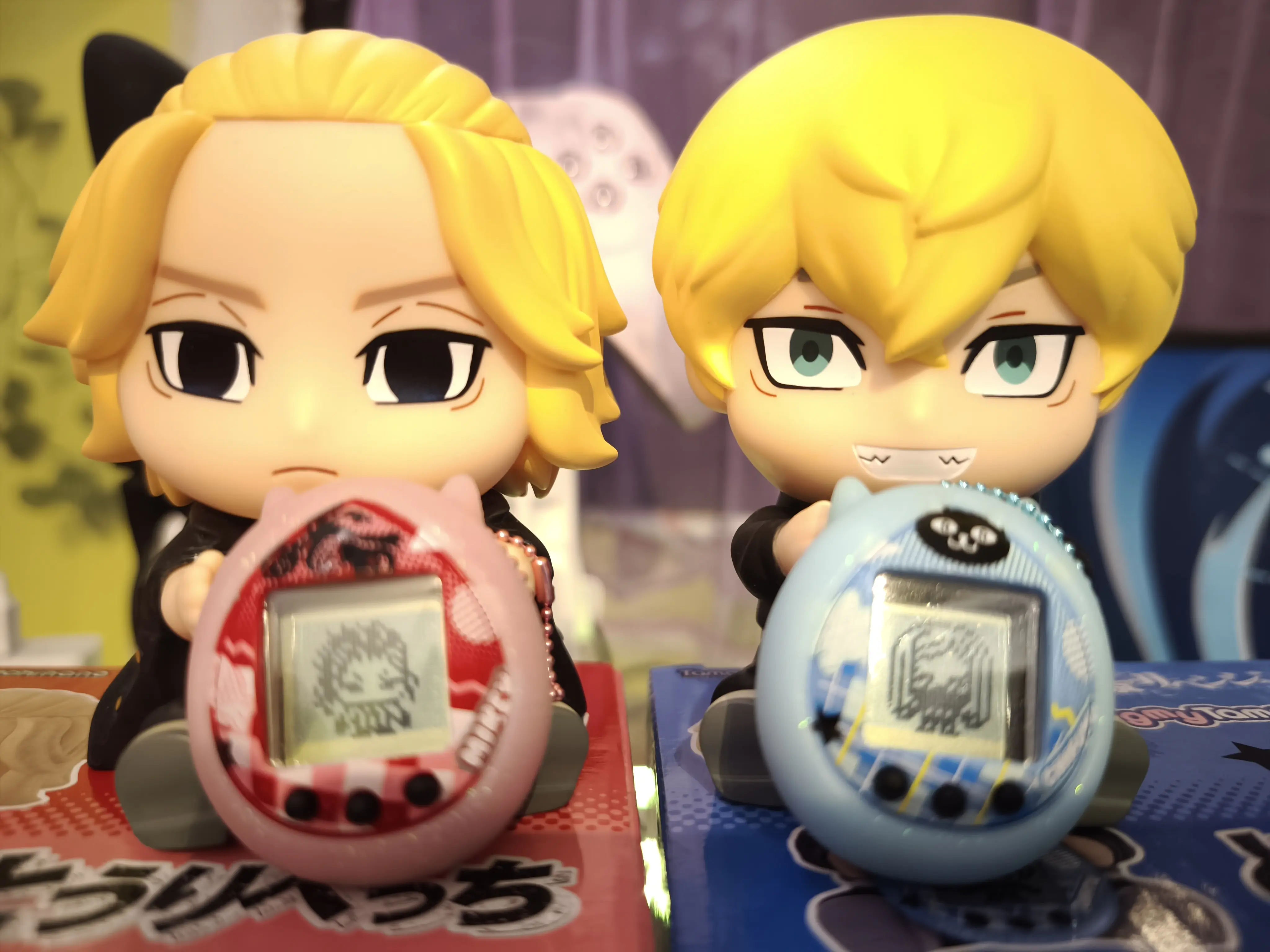 Tokyo Revengers Hugmy Tamagotchi + Figurina suport Chifuyu poza produsului