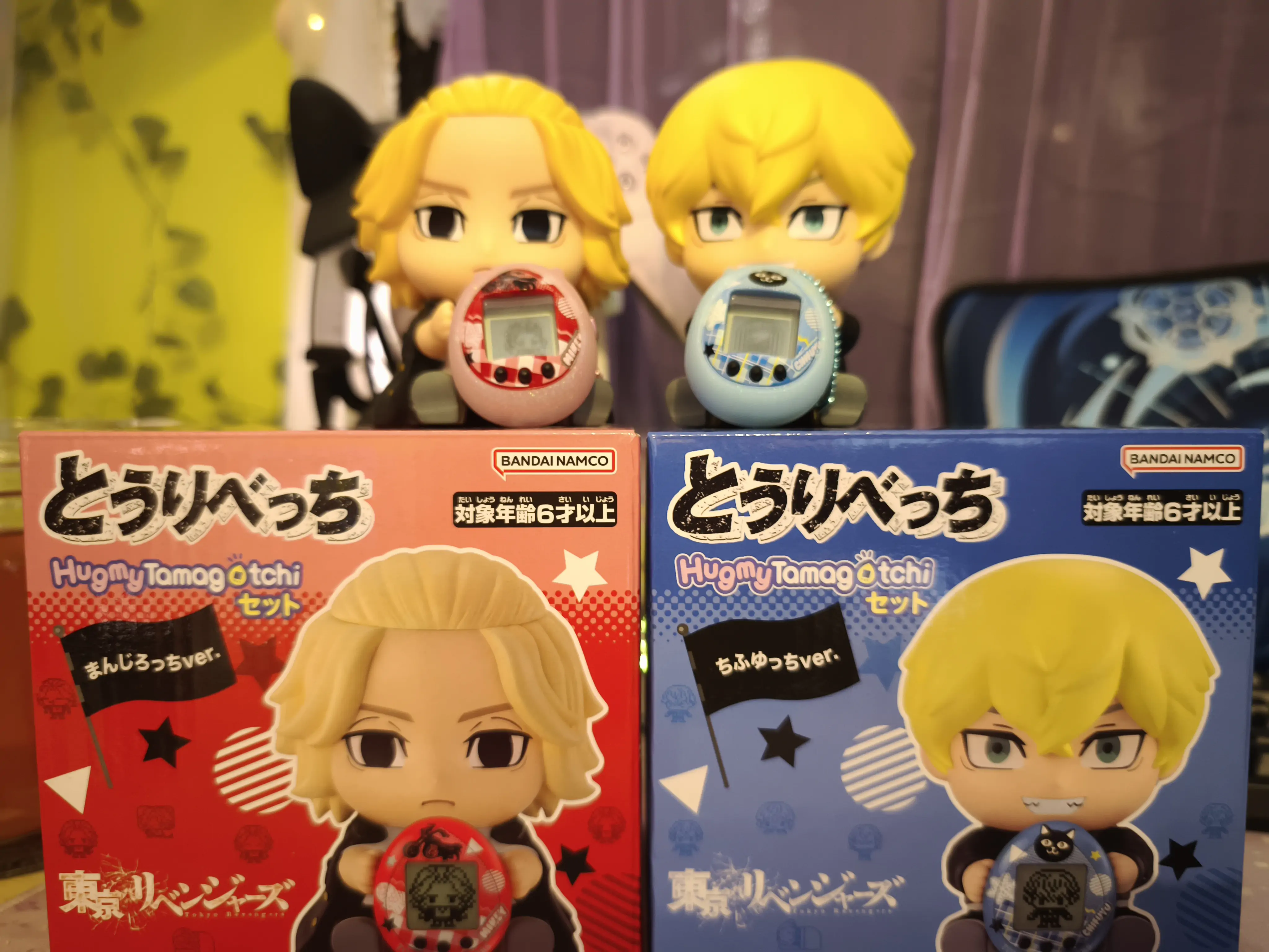 Tokyo Revengers Hugmy Tamagotchi + Figurina suport Chifuyu poza produsului