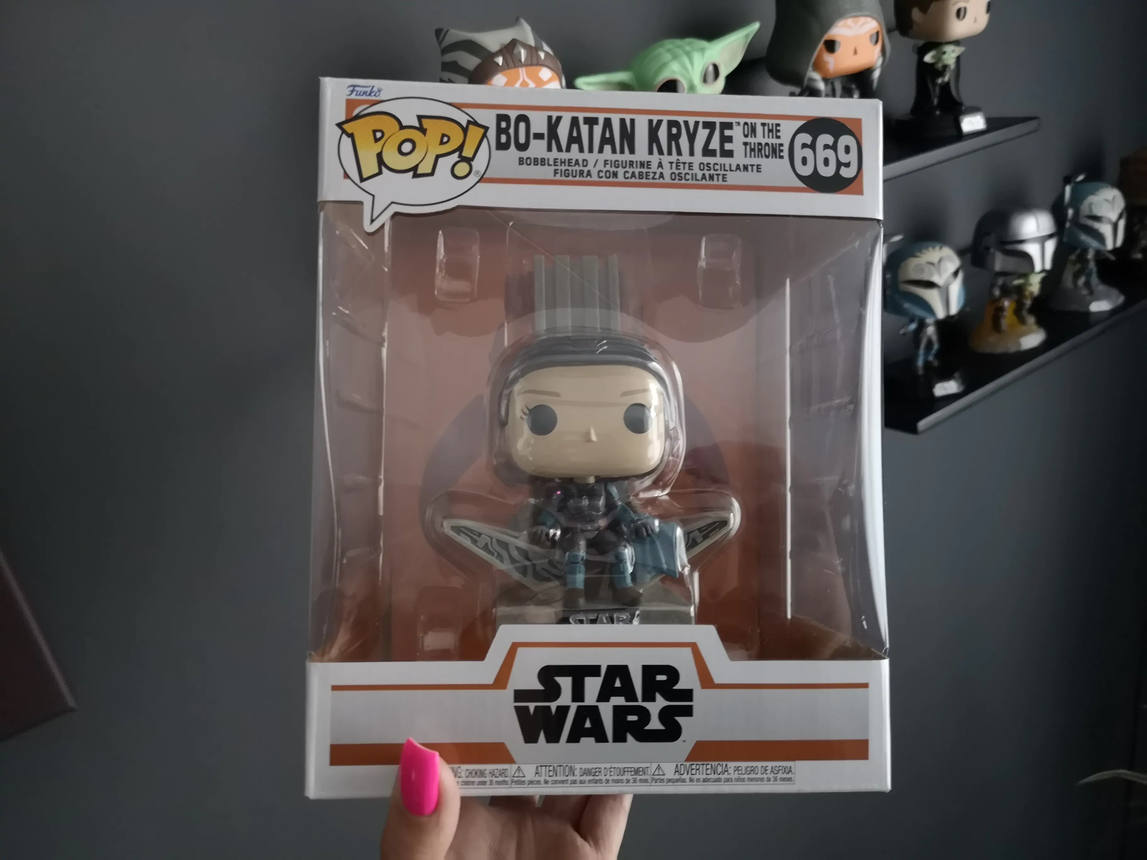 Star Wars: The Mandalorian POP! Figurina Vinyl Deluxe Bo Katan w/Throne 9 cm poza produsului