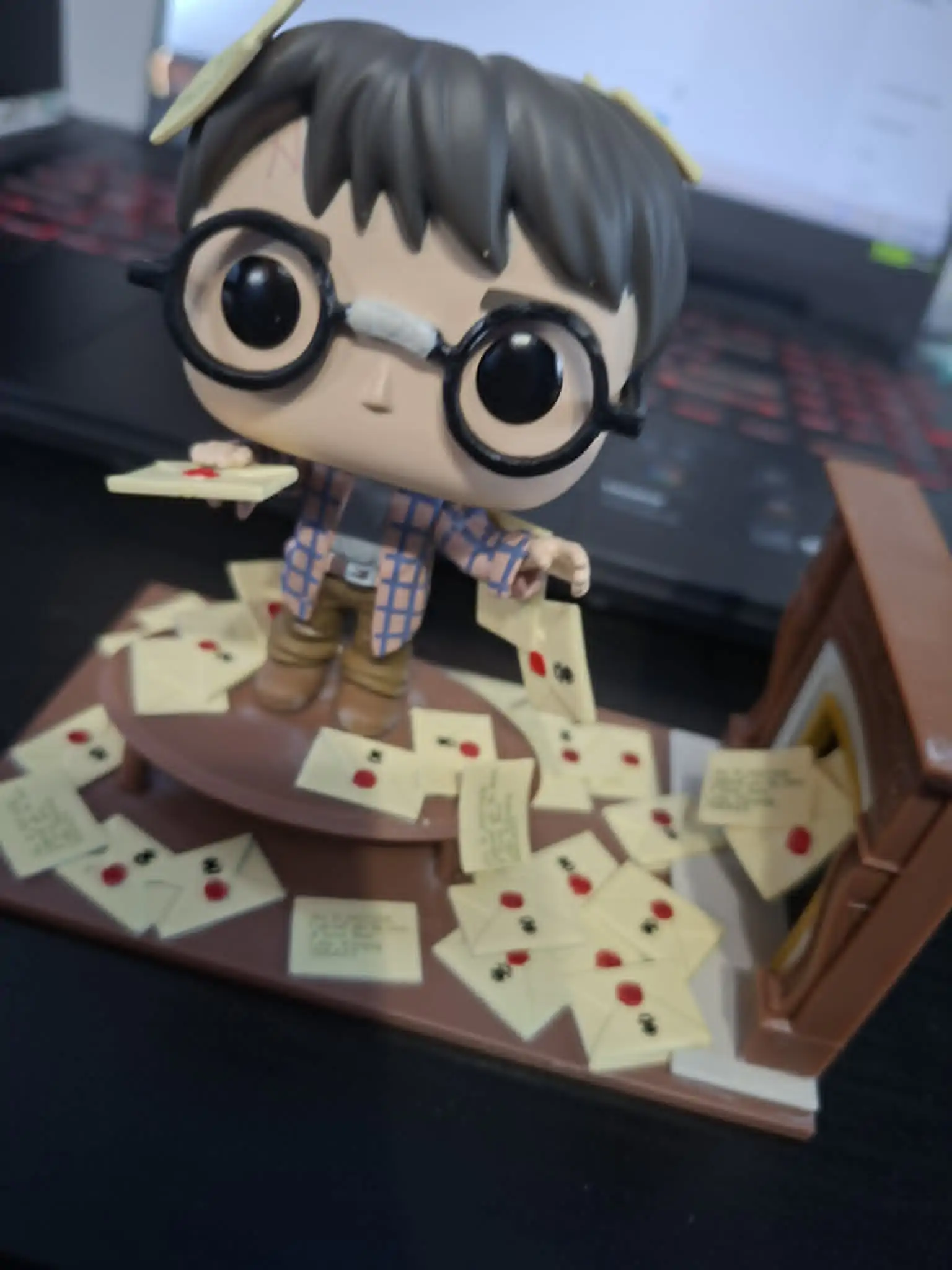 Figurină POP Deluxe Harry Potter Anniversary Harry Potter cu Hogwarts Letters Exclusive poza produsului
