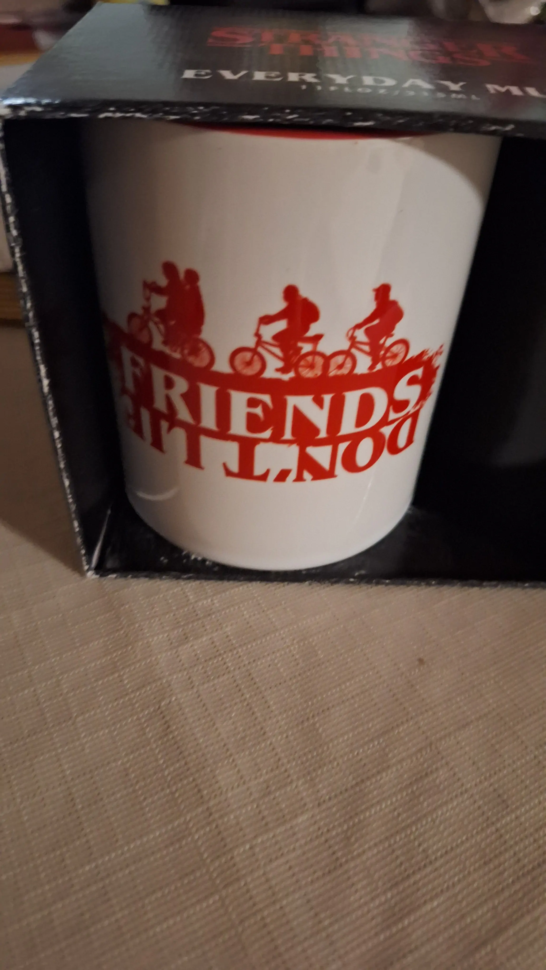 Cana Stranger Things Friends Dont Lie poza produsului