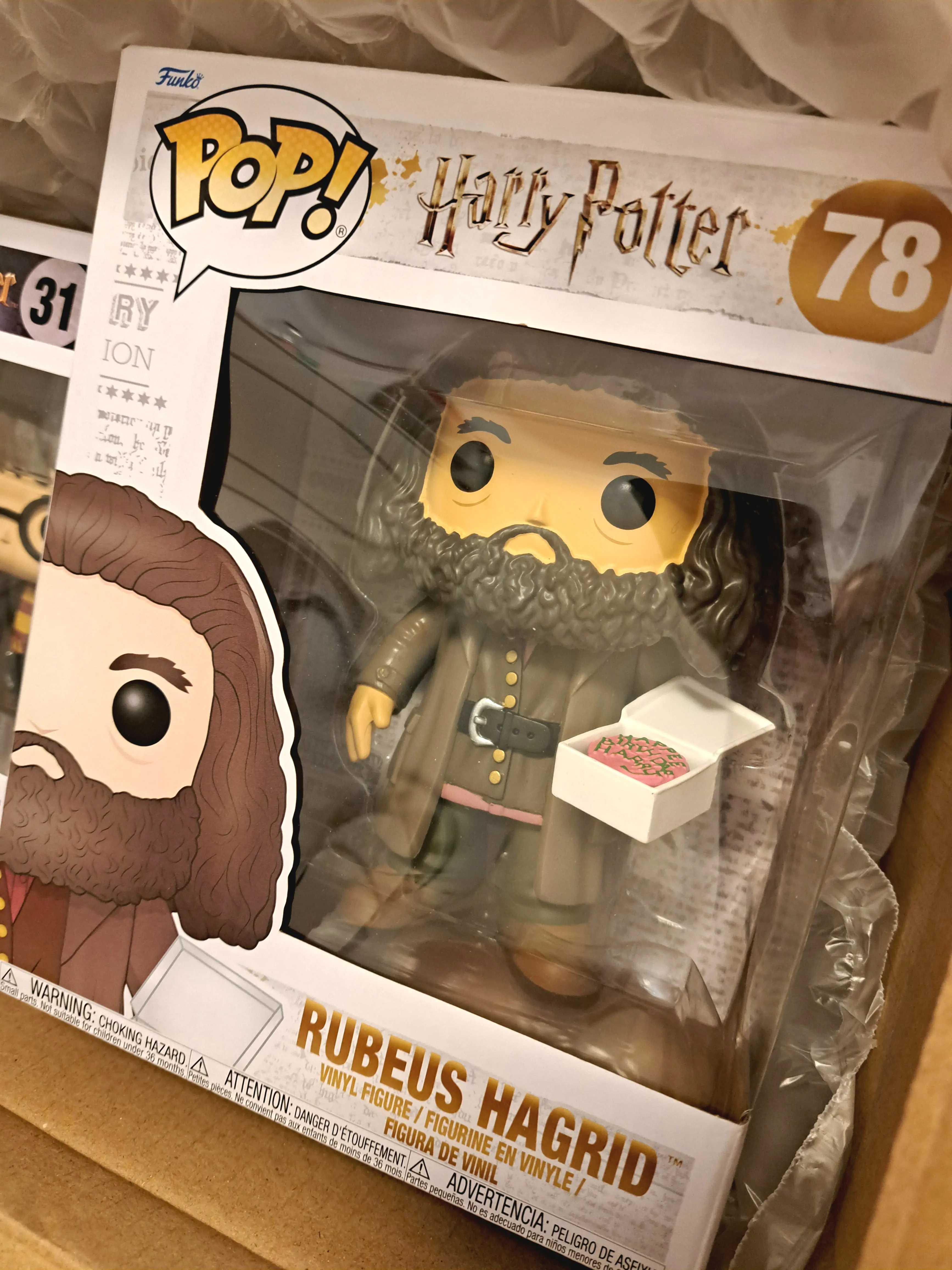 Harry Potter Super Sized POP! Movies Figurina Vinyl Hagrid cu Tort 14 cm poza produsului