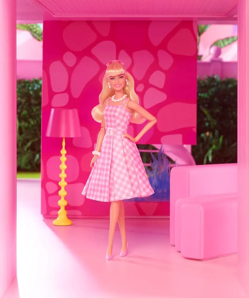 Barbie The Movie Păpușă Barbie in Rochie Gingham Roz [AMBALAJ DETERIORAT] poza produsului