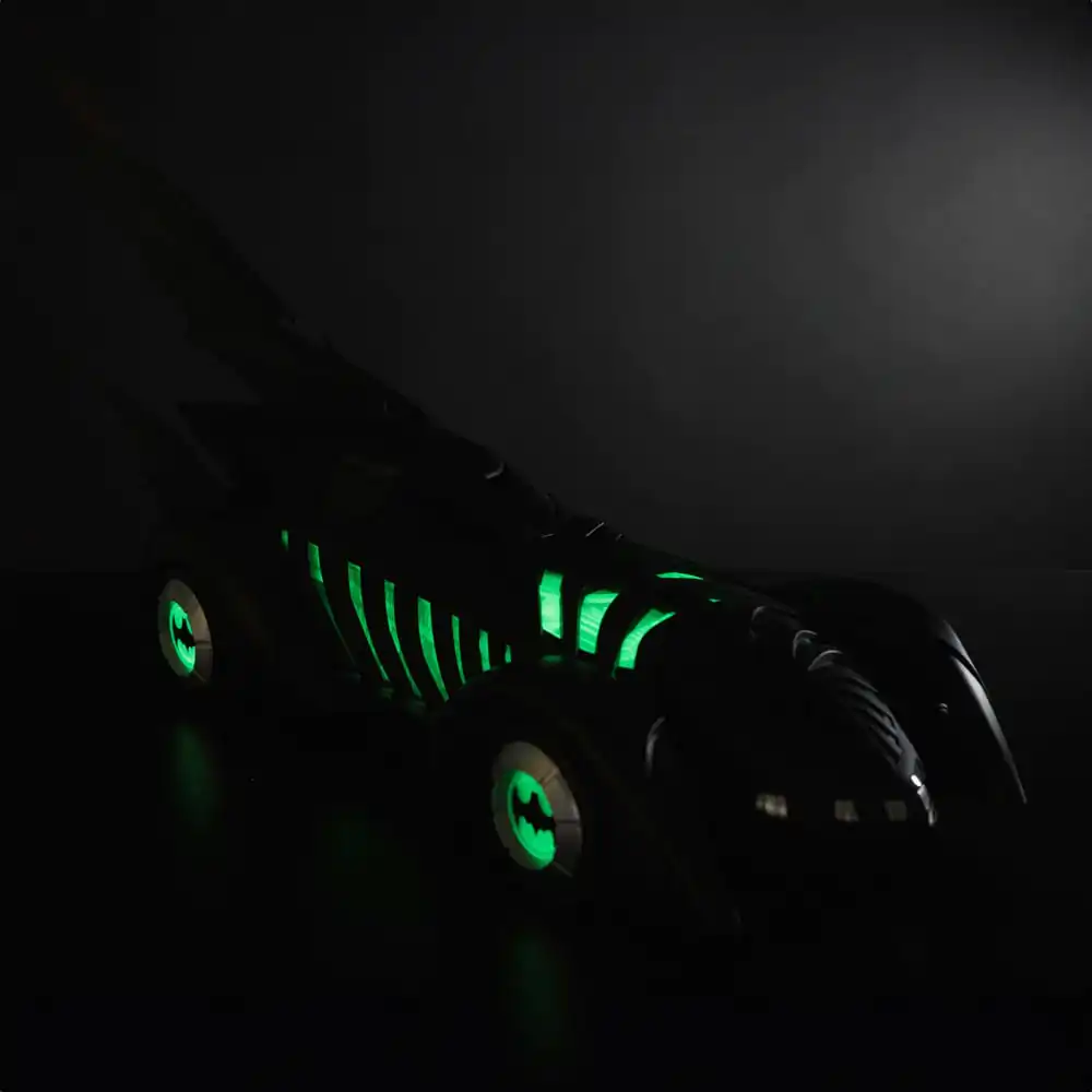 Batman Forever DC Multiverse Vehicul Batmobil Ediție Strălucitoare în Întuneric (Etichetă Aurie) 79 cm poza produsului