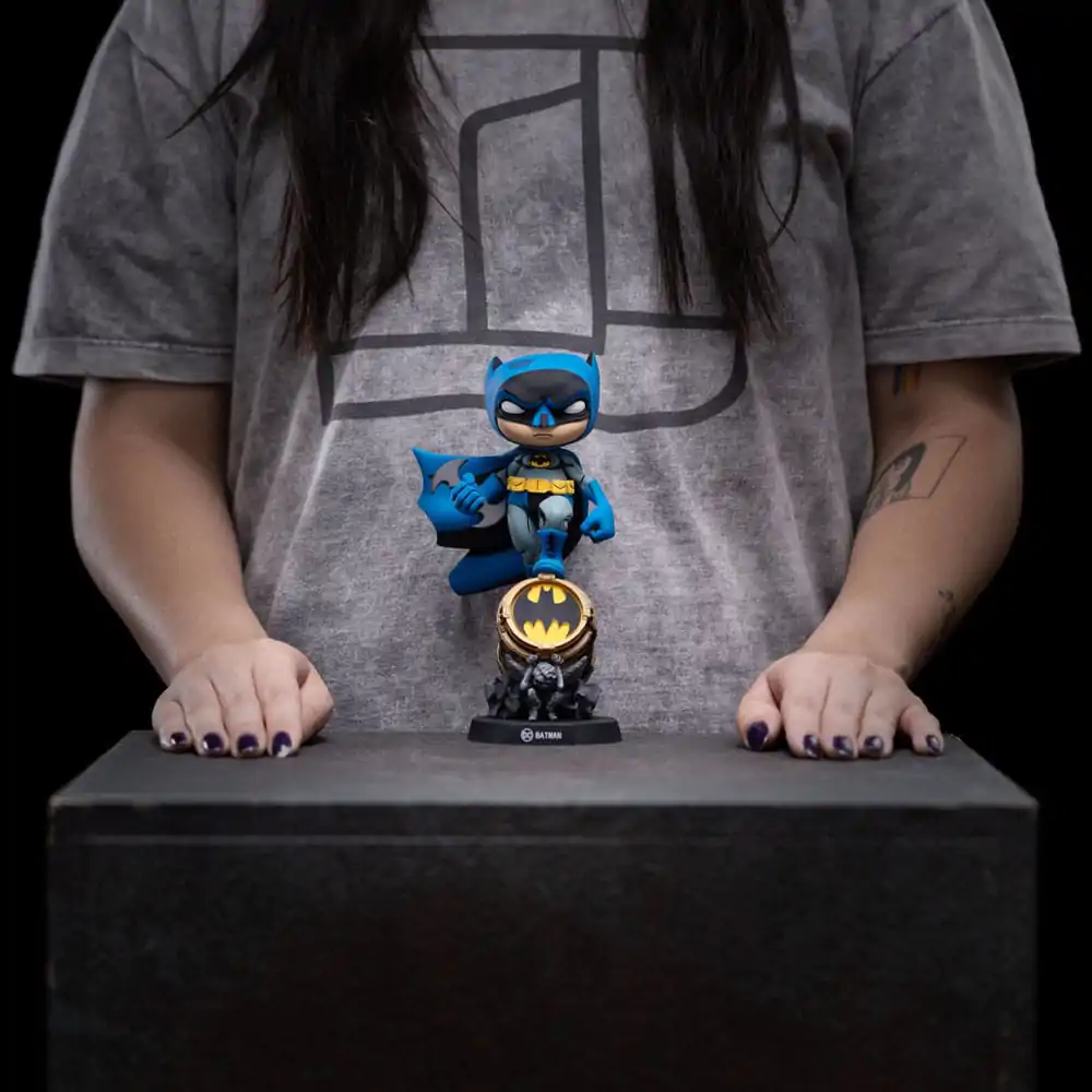 Figurină PVC Batman Mini Co. Batman on Bat-Signal (Blue Variant) 19 cm poza produsului