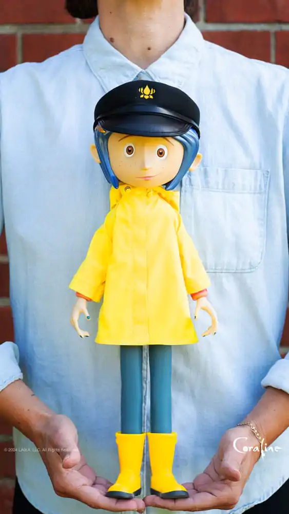 Figurină de acțiune de vinil Coraline Supersize Coraline cu Pălărie (Ochi de Nasturi) 40 cm poza produsului