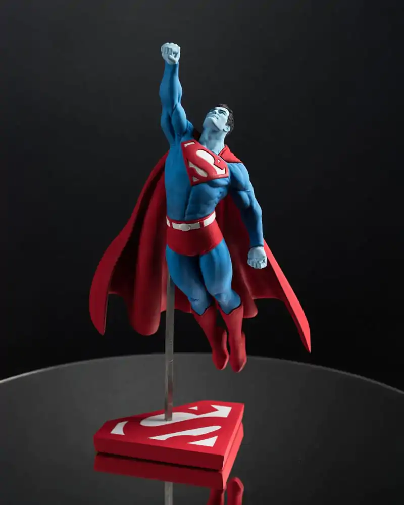 Statuie DC Direct 1/10 Superman Roșu și Albastru: Superman de Gary Frank Ediție Limitată 26 cm poza produsului