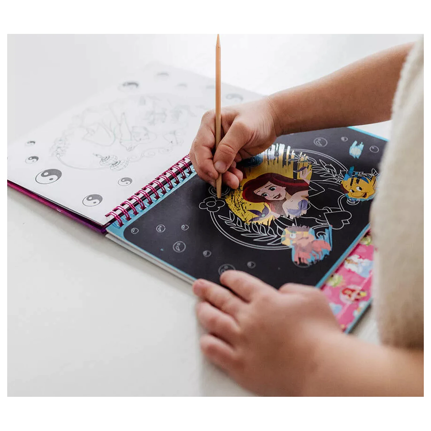 Disney Princess Beauty Scratch Art Kit și Set de Activitate poza produsului