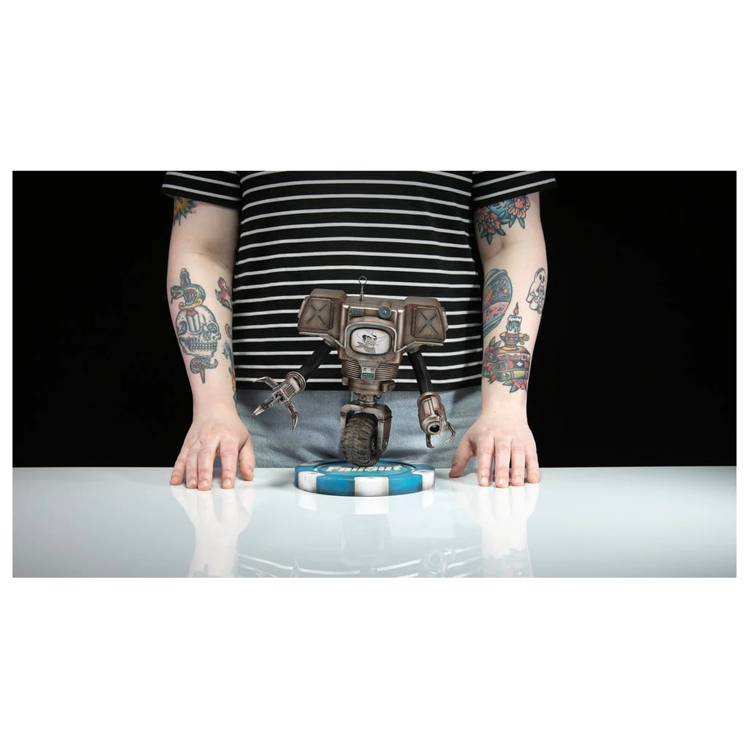Fallout Amazon PVC Figura Victor the Securitron 25 cm poza produsului