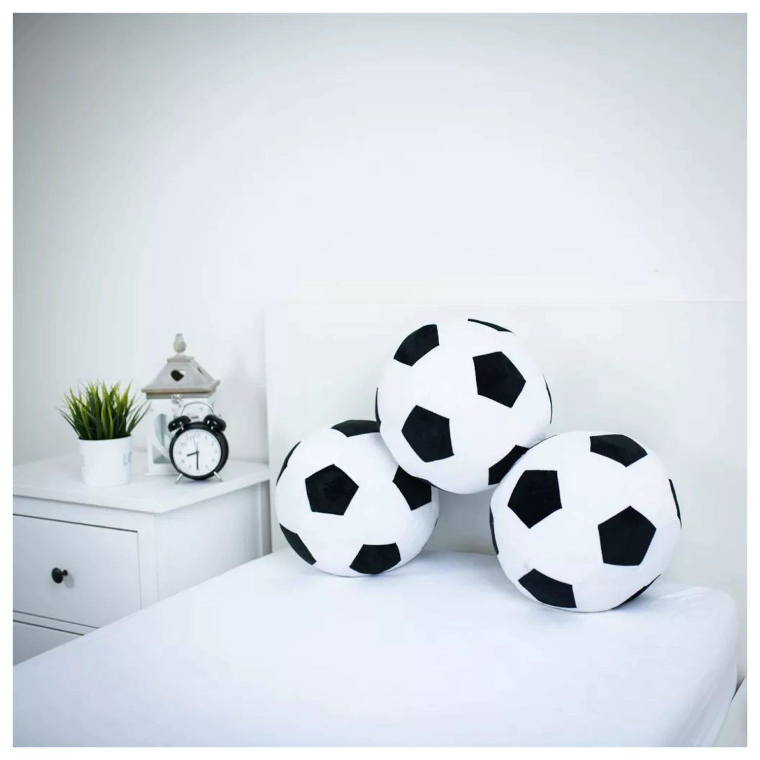 Perna decorativa in forma 3D de mingie de fotbal 41 cm poza produsului