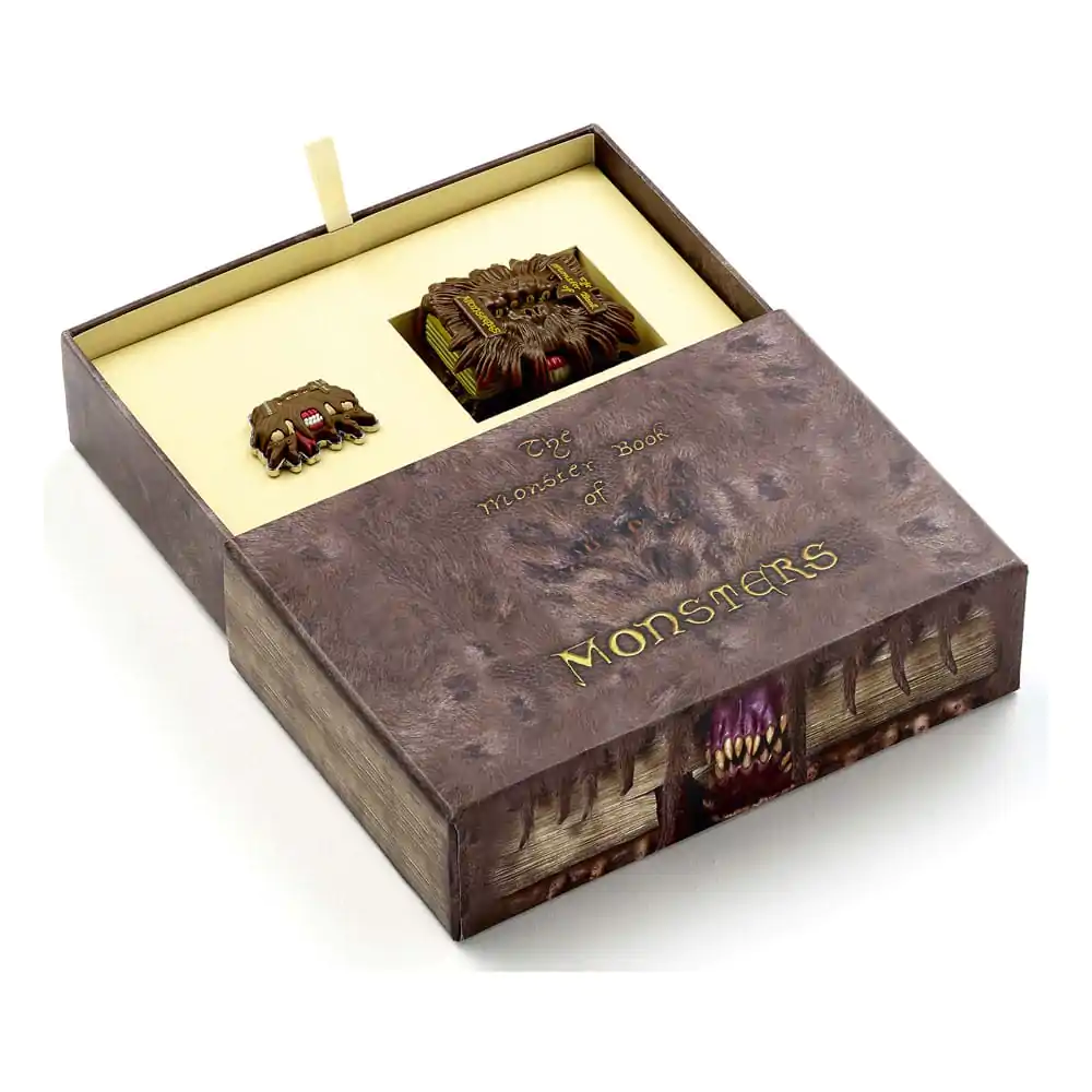 Harry Potter: Set cadou breloc Monster Book si insigna pin poza produsului
