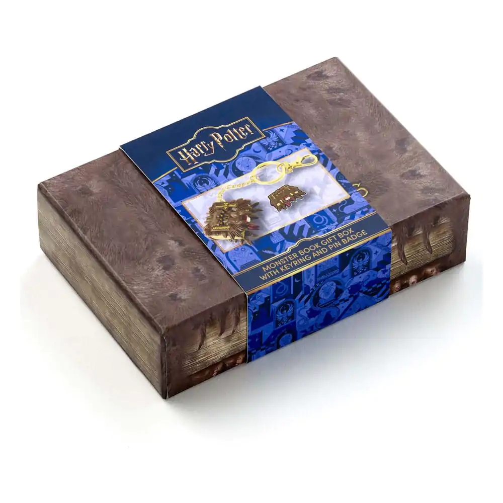 Harry Potter: Set cadou breloc Monster Book si insigna pin poza produsului