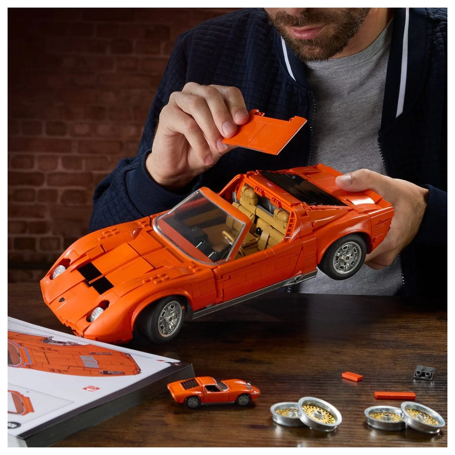 Hot Wheels Premium Mattel Brick Shop Building Set 1/12 Lamborghini Miura P400 SV poza produsului
