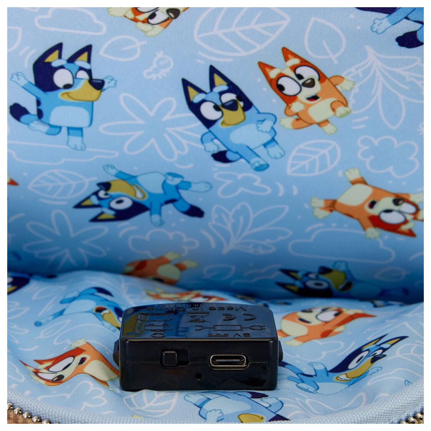 Rucsac Loungefly Bluey 26 cm poza produsului