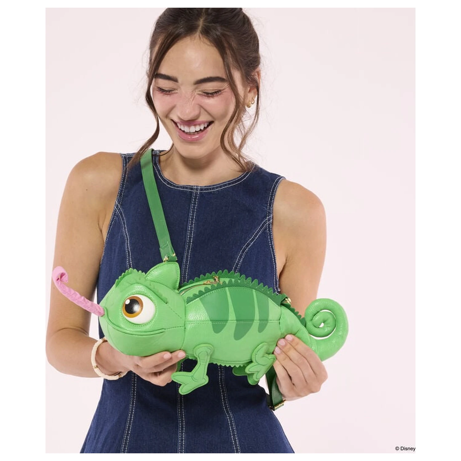 Loungefly Disney Tangled Rapunzel Pascal geanta de umar poza produsului
