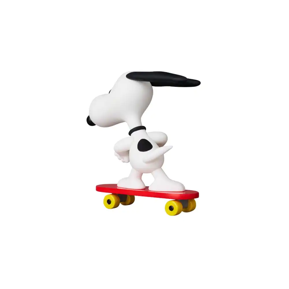 Peanuts UDF Series 17 Mini Figurina Skateboard Snoopy 7 cm poza produsului