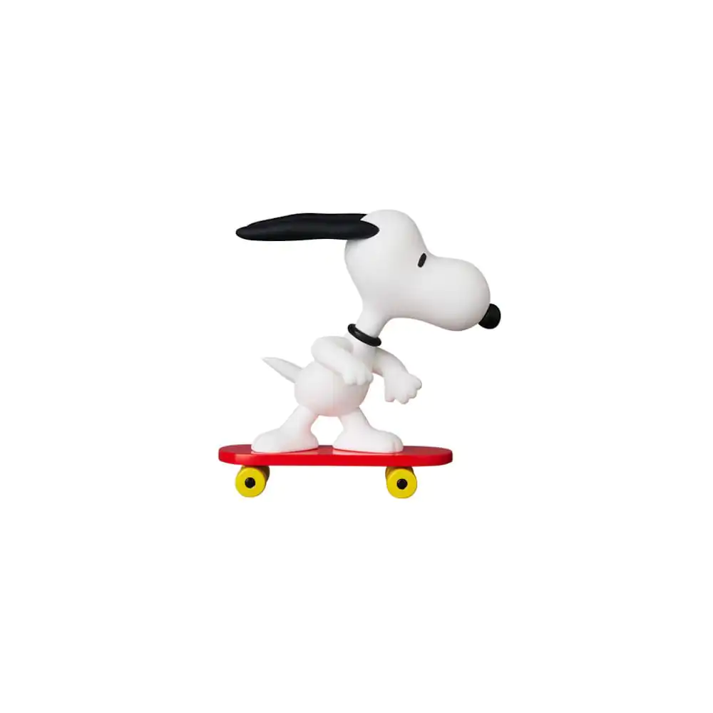 Peanuts UDF Series 17 Mini Figurina Skateboard Snoopy 7 cm poza produsului