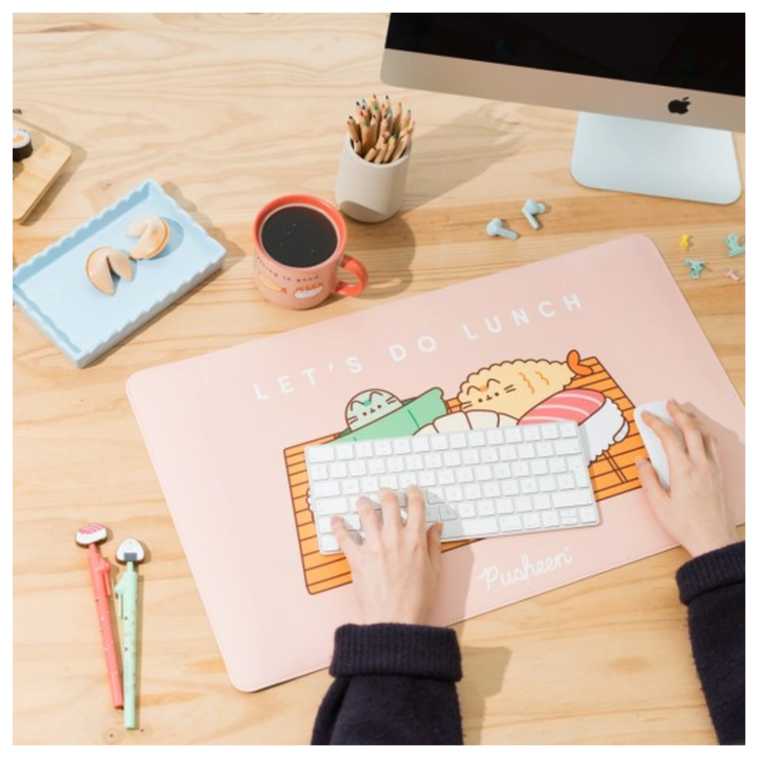 Pusheen Sushi Roll gaming desk mat poza produsului