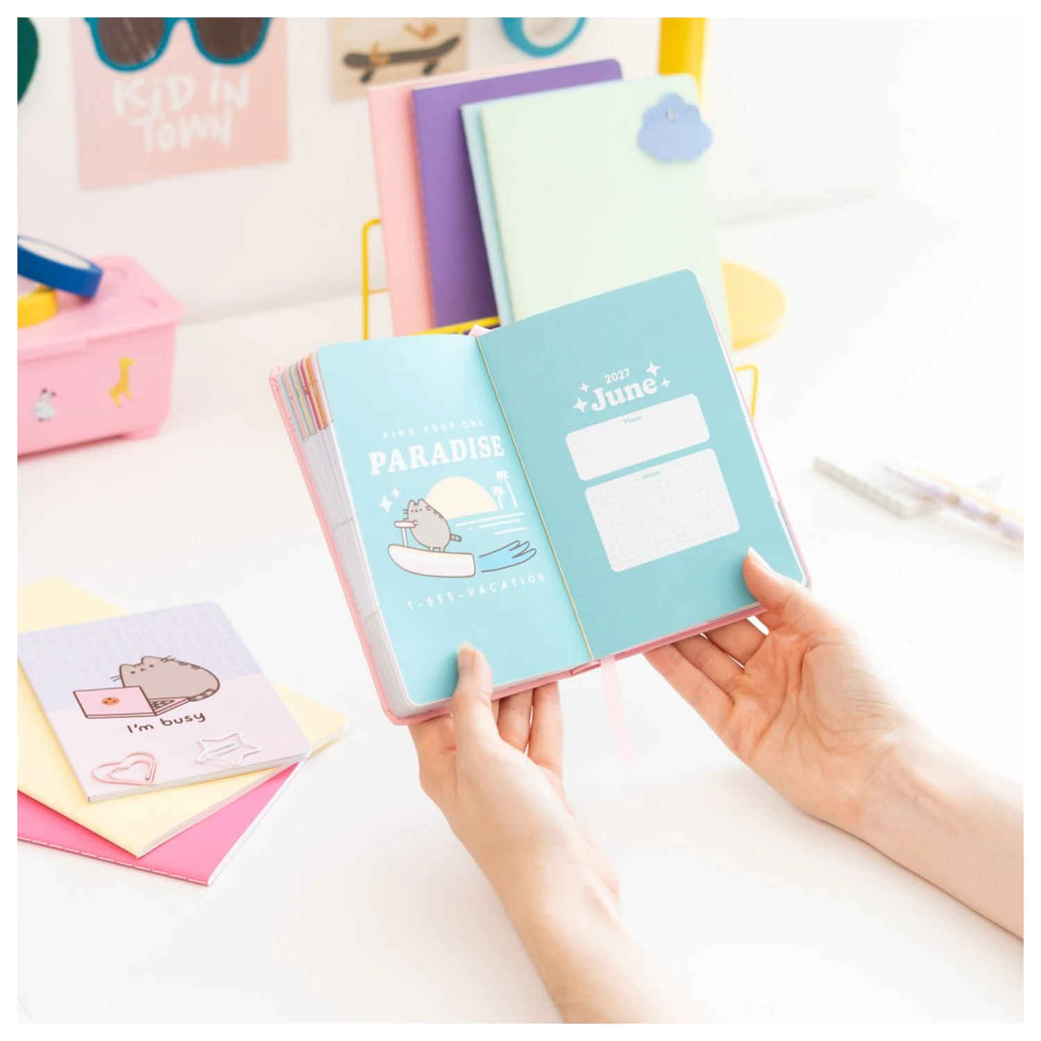 Pusheen Academic Planner Tropical Vacation 2026/27 A6 Versiune engleza poza produsului