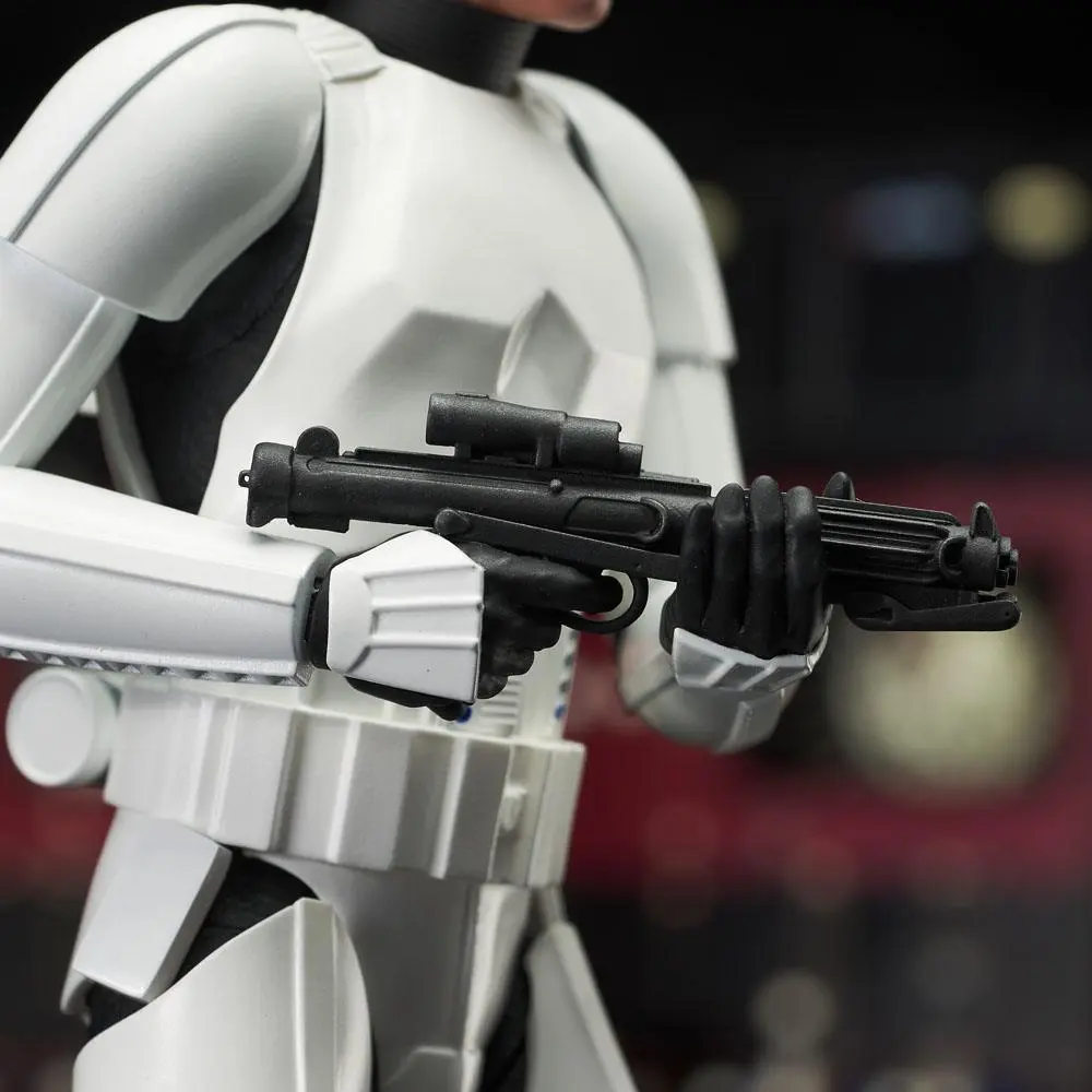 Star Wars Episode IV Milestones Statuie 1/6 Han Solo (Stormtrooper Disguise) 40th Anniversary Exclusive 30 cm poza produsului