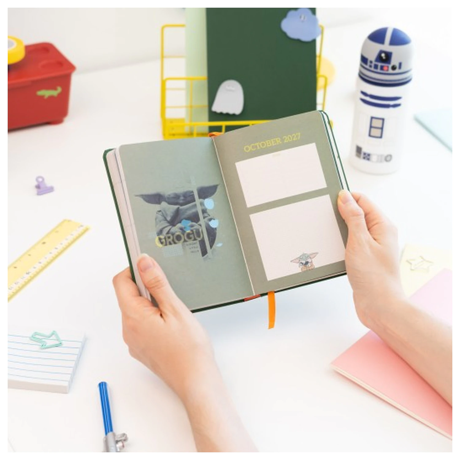 Star Wars: The Mandalorian and Grogu Academic Diary 2026/2027 A6 Versiune engleza poza produsului