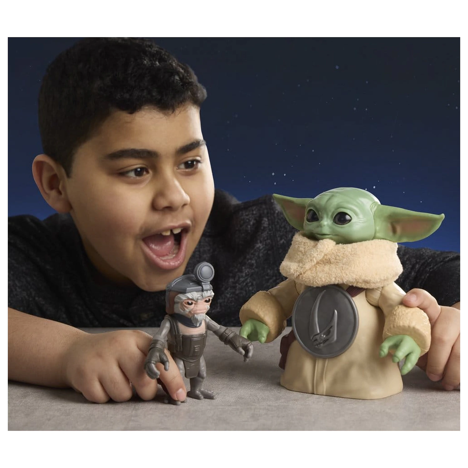Star Wars: The Mandalorian & Grogu Figurina electronica de actiune Huggin' Grogu & Anzellan 17 cm poza produsului