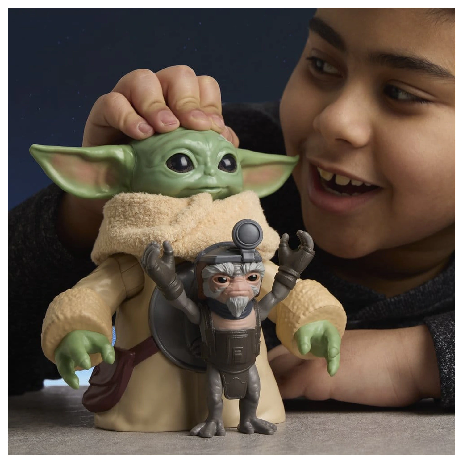 Star Wars: The Mandalorian & Grogu Figurina electronica de actiune Huggin' Grogu & Anzellan 17 cm poza produsului