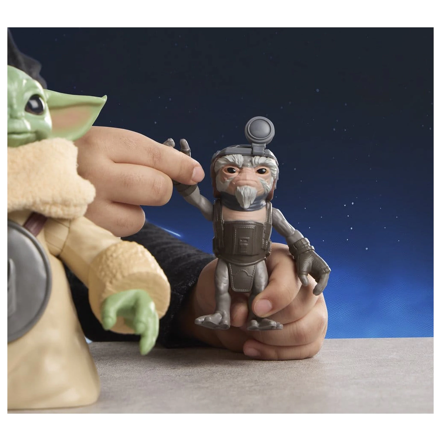 Star Wars: The Mandalorian & Grogu Figurina electronica de actiune Huggin' Grogu & Anzellan 17 cm poza produsului