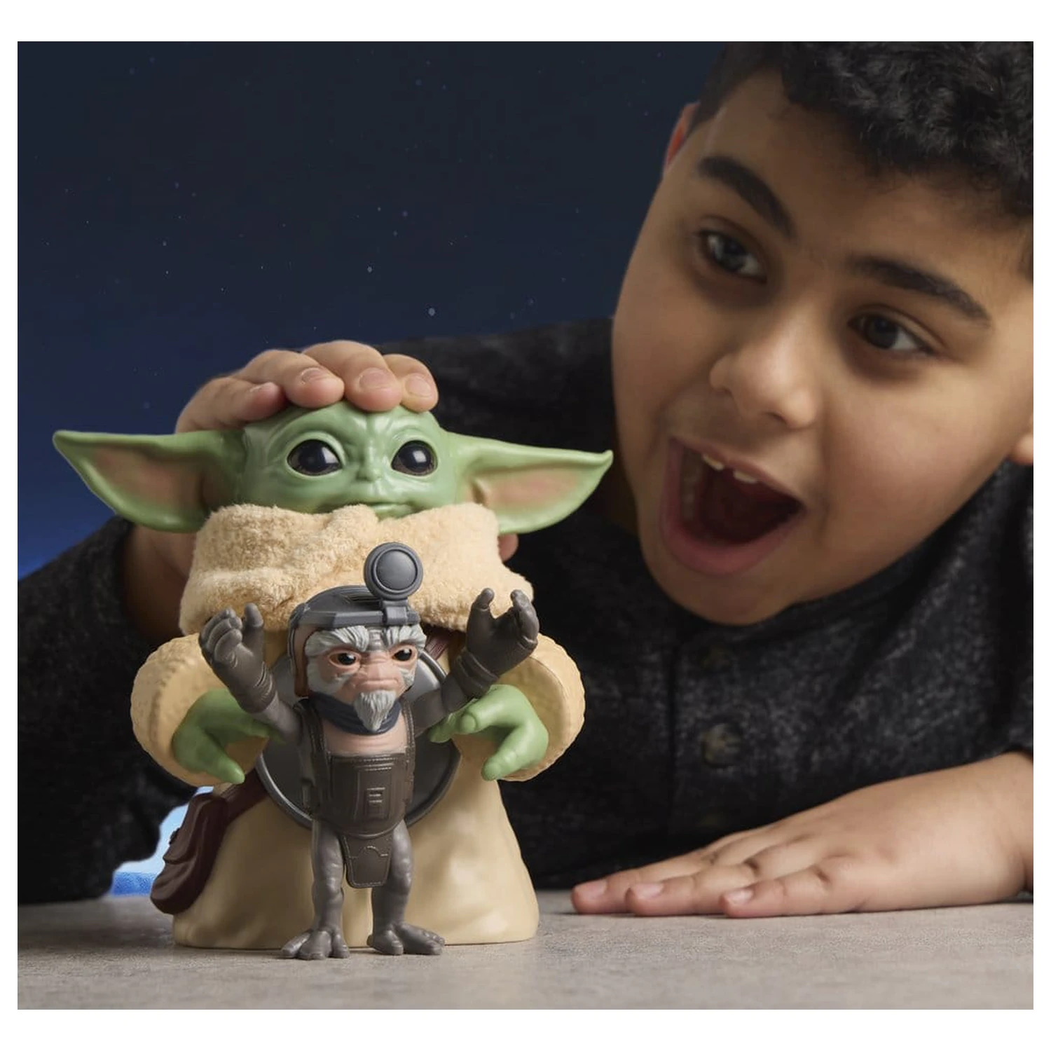 Star Wars: The Mandalorian & Grogu Figurina electronica de actiune Huggin' Grogu & Anzellan 17 cm poza produsului