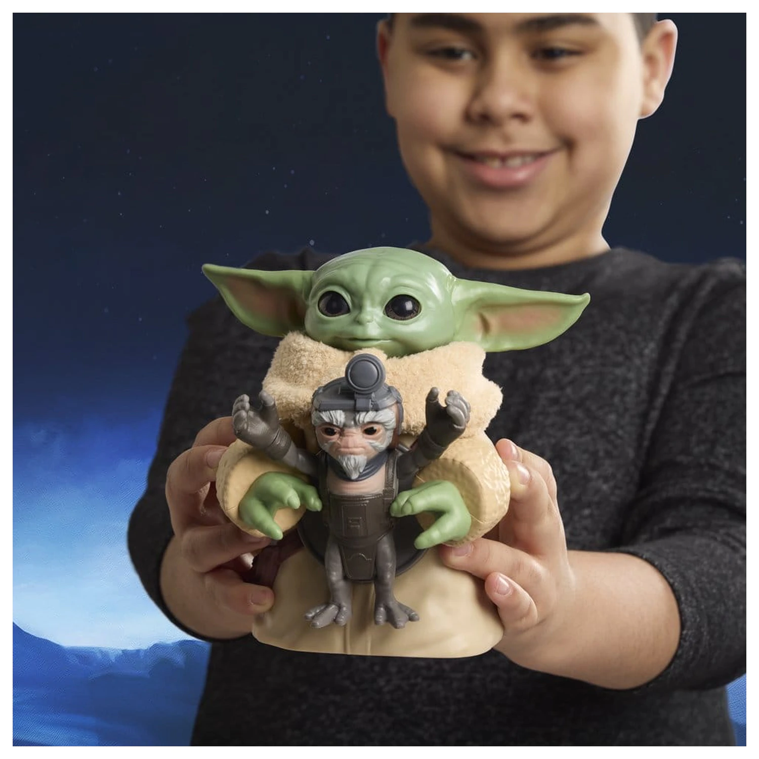 Star Wars: The Mandalorian & Grogu Figurina electronica de actiune Huggin' Grogu & Anzellan 17 cm poza produsului