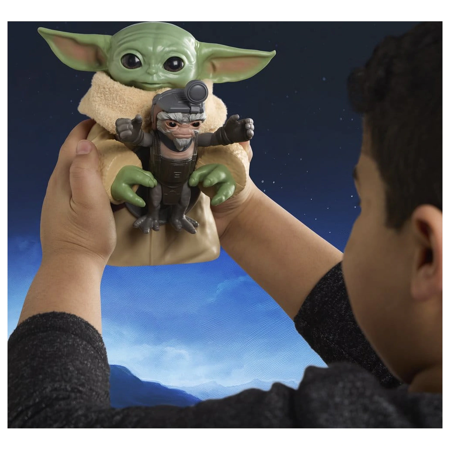 Star Wars: The Mandalorian & Grogu Figurina electronica de actiune Huggin' Grogu & Anzellan 17 cm poza produsului