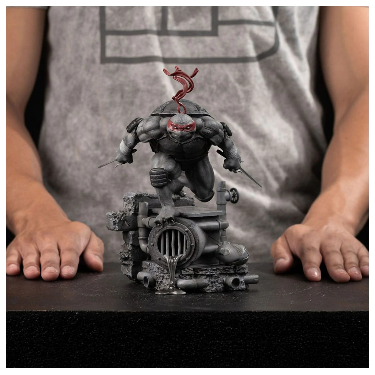Teenage Mutant Ninja Turtles Art Scale Statuie 1/10 Raphael Black and White Variant 26 cm poza produsului