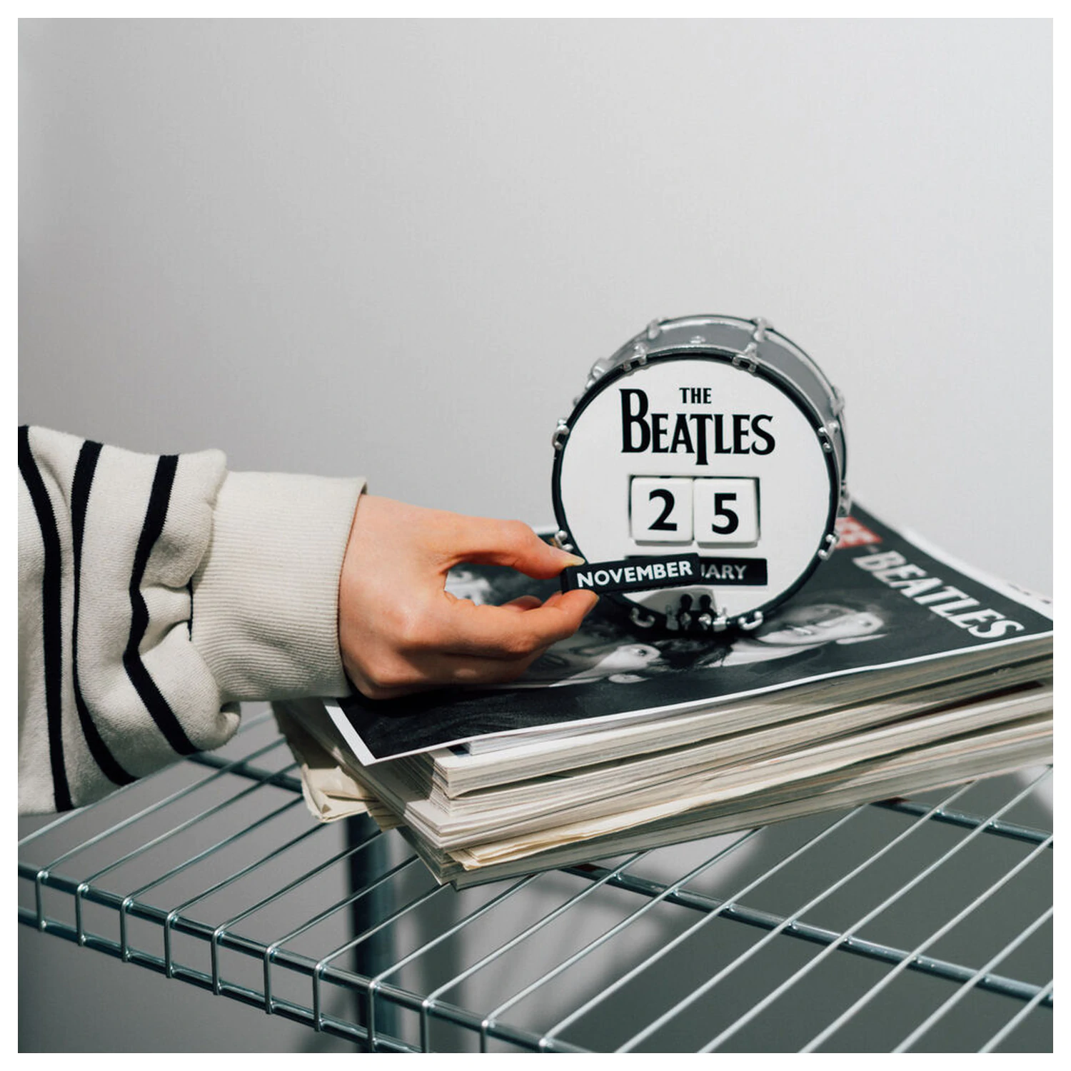 The Beatles 3D calendar perpetuu poza produsului