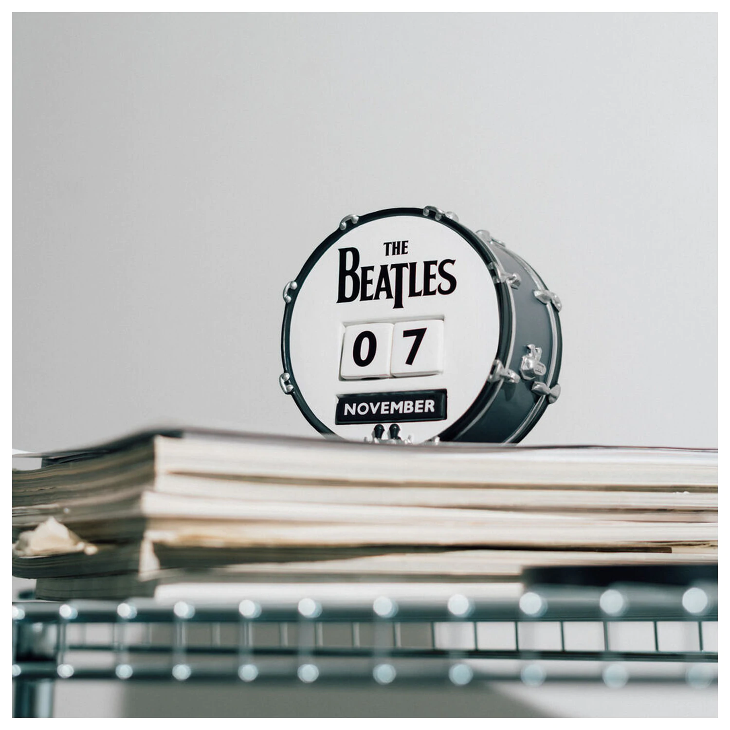 The Beatles 3D calendar perpetuu poza produsului