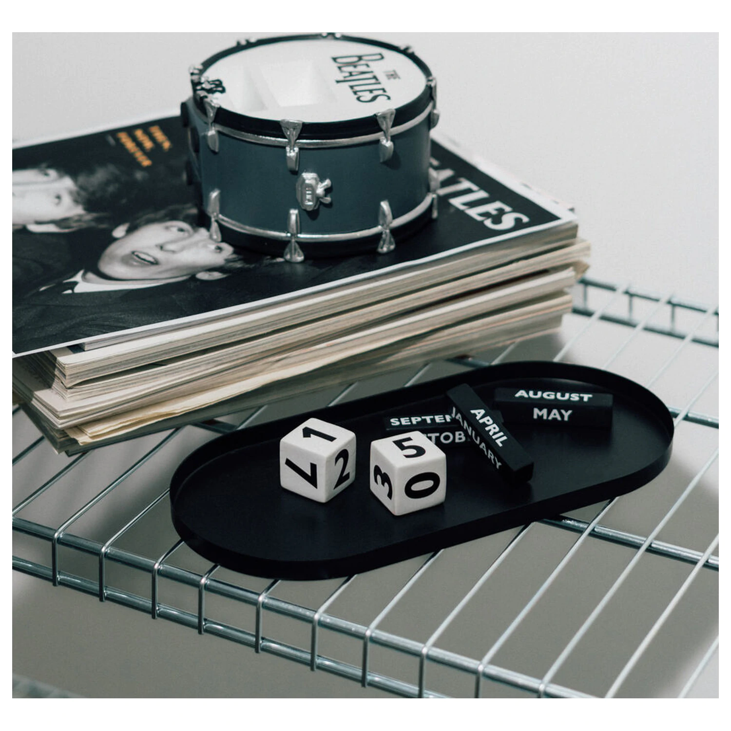 The Beatles 3D calendar perpetuu poza produsului