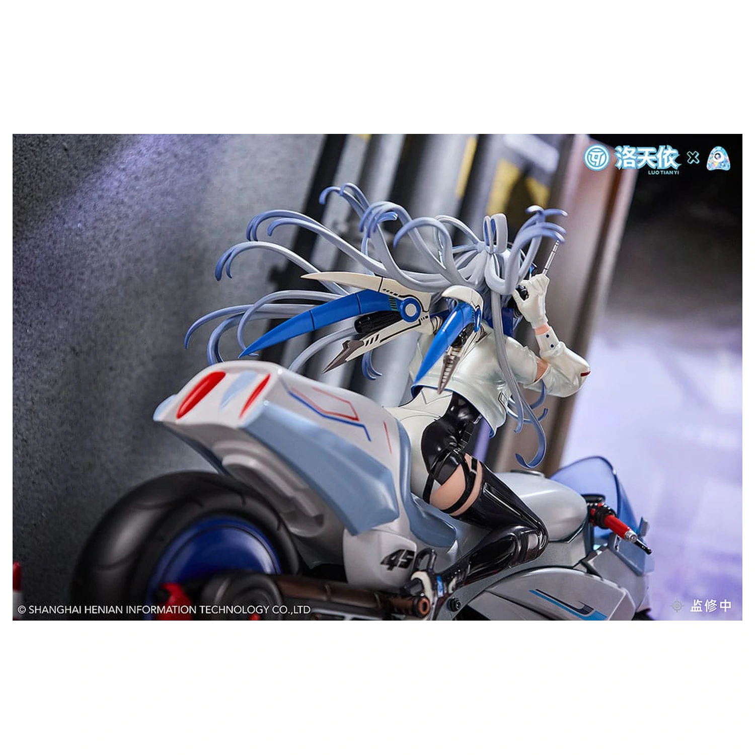 Vsinger Statueta PVC 1/7 Vsinger Luo Tianyi Retro-Future Storm Driver Ver. 23 cm poza produsului